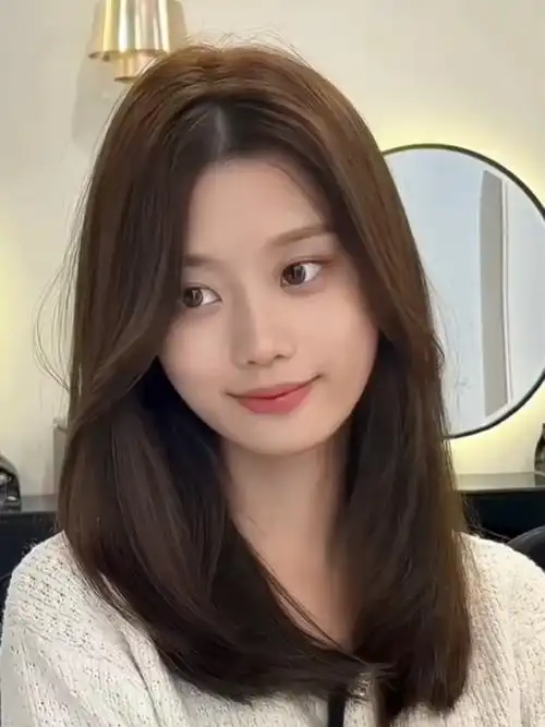 方脸女生锁骨发