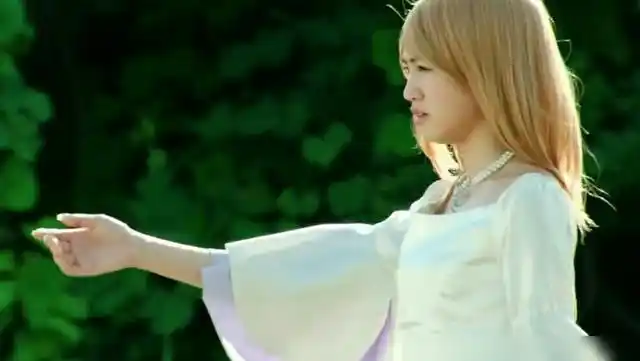 在这个假面骑士的作品中,有双重角色:小舞姐和已成为神的起源之女.