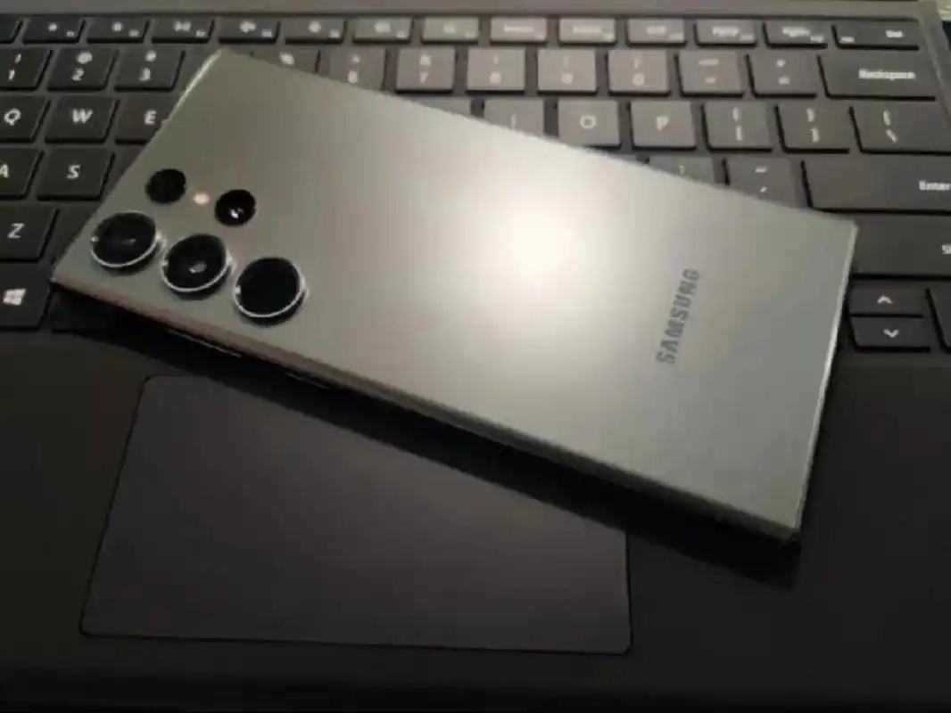 今天摸了下三星s23 u,配置确实是不错,相机也强大,机身厚度是8.