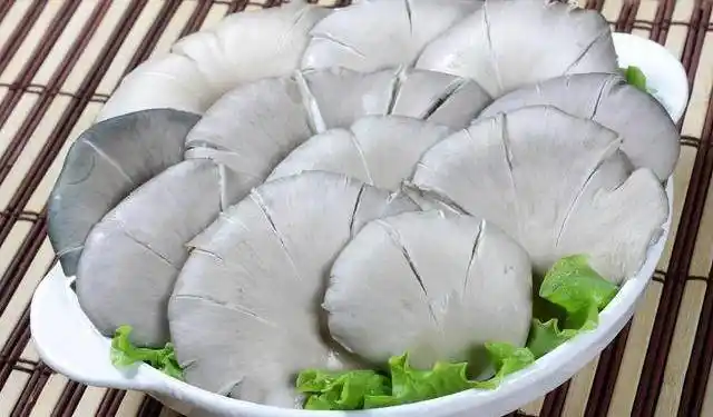 这样炒的平菇味道很鲜嫩,简单易做好吃下饭的家常菜,喜欢试试!