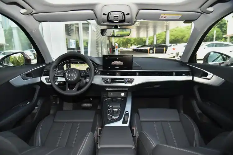 2020款 奥迪a4l 40 tfsi quattro 豪华动感型内饰