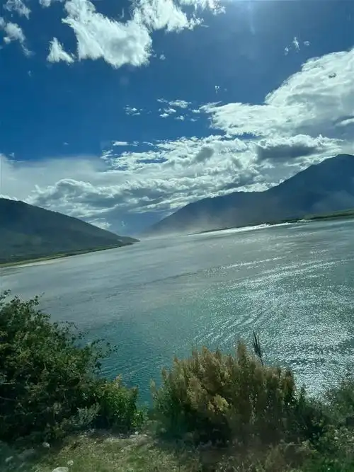 雅鲁藏布江大峡谷与雅尼湿地公园江水分明#大自然的魅力 #风景 - 抖音