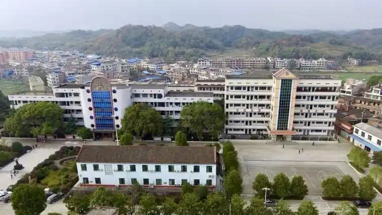 坐落在物阜人众的库宗桥镇,衡阳县第四中学.