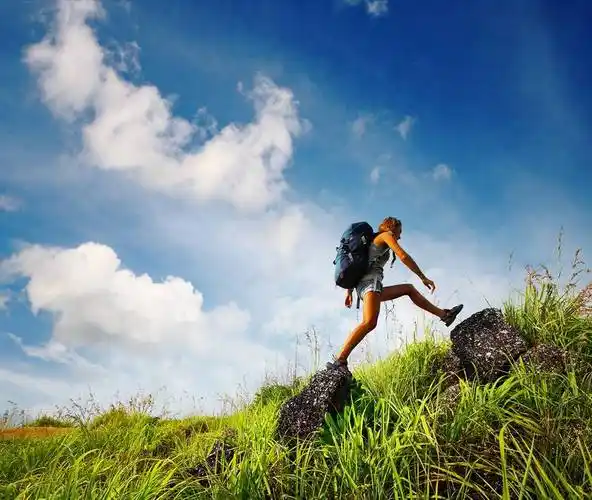 攀岩:挑战与勇气的征途_岩壁_自然_过程