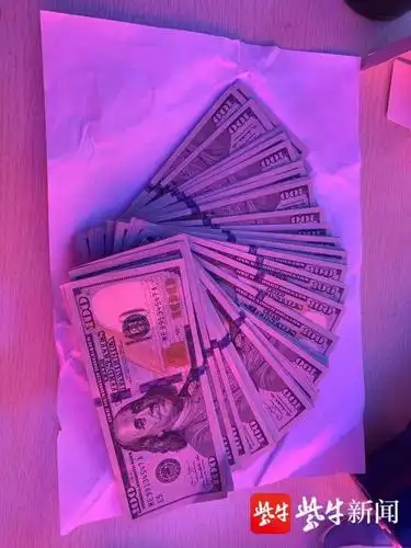 "你是警察,我信任你!" 老人拉住抗疫民警捐出一万美元