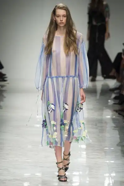 米兰春夏时装周 带给我们的依然是非常女人味的漂亮美丽,更加大玩透视