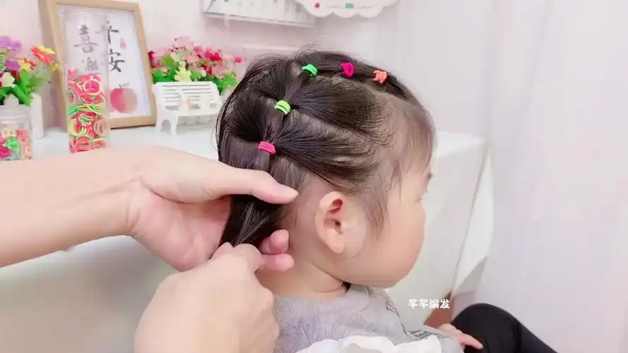 3岁宝宝短发碎发多,用这种拇指皮筋,分段扎起来,简单又可爱