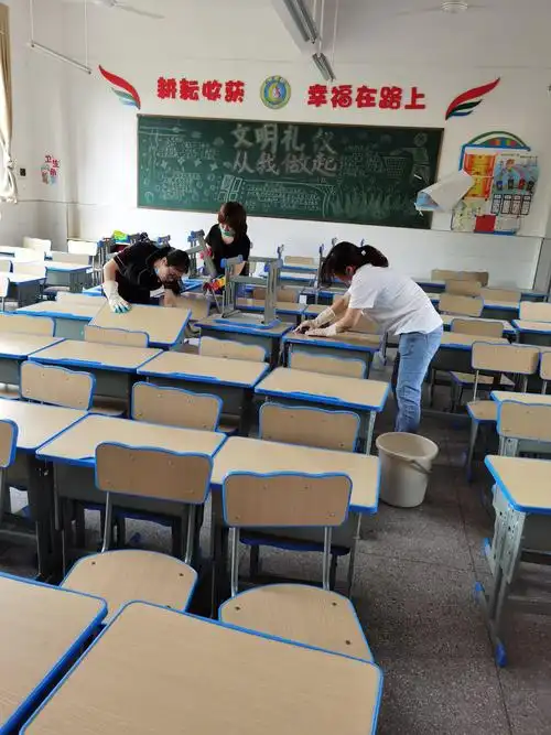 教室因你们而美丽————感谢为我们打扫教室的家长们!