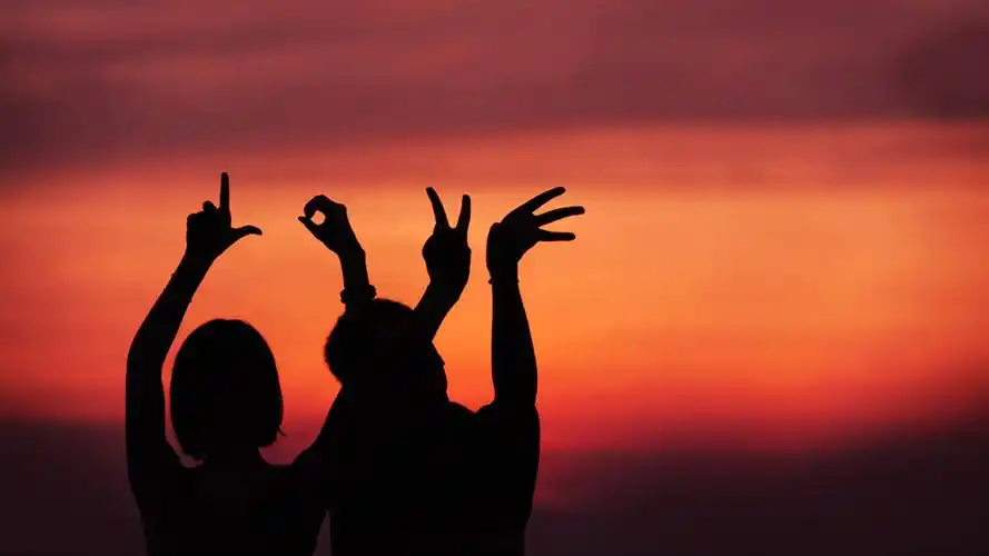 黄昏 爱就是两个人在一起坐着傻傻的手势桌面壁纸