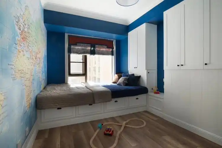 从飘窗延伸出来的榻榻米,既增加了储藏空间,又使房间变得更加宽敞