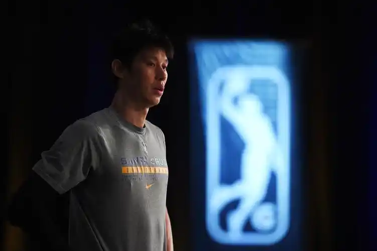 林书豪,一个美国亚裔的孤独抗争