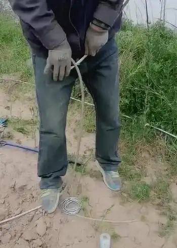 师傅正在制作电杆拉线上把的过程