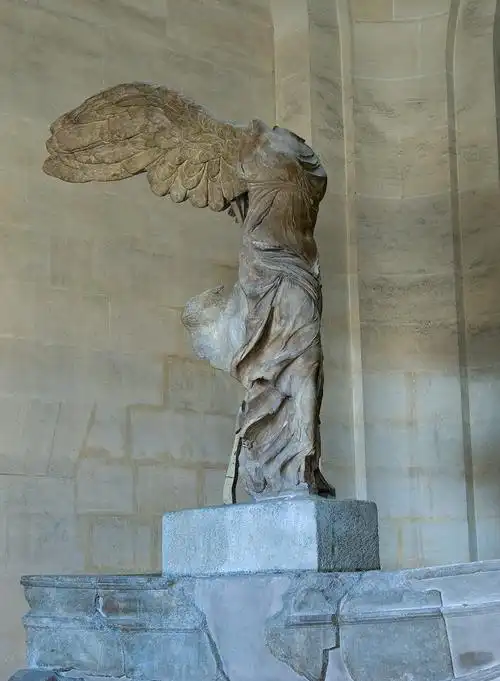 《萨莫特拉斯的胜利女神》大约作于公元前190年,是卢浮宫三宝之一.