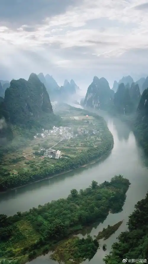 去看看小时候语文课本上的"桂林山水甲天下",感受一下诗里面的"舟行