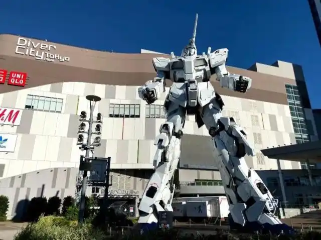 万代给国内警察赠送的高达模型,现身电视节目,高达粉只能羡慕