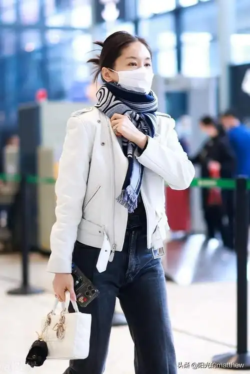 王子文白色短款夹克搭牛仔裤盘发淡妆简单大方