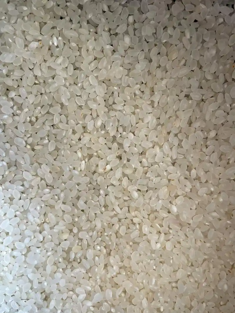 这样的米是发霉了了 第一张图片是开了一个月的,后面两张是刚刚打开的