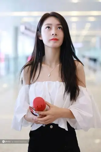 火箭少女101傅菁提前获赠七夕节表白玫瑰花满心欢心照镜子时刻保持