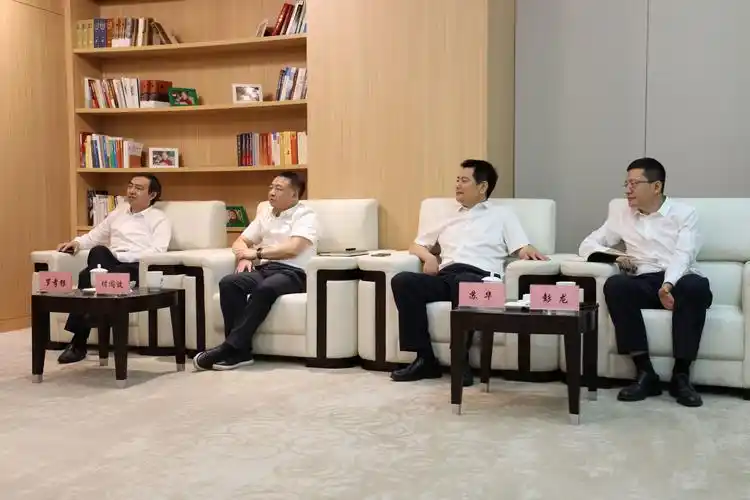 四川发展与中瑞酒店管理学院进行座谈交流