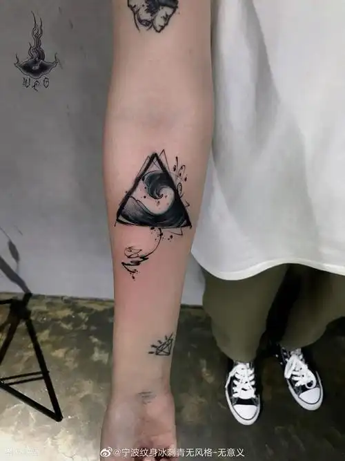 小图_三角形手部纹身图案大全 - 纹身大咖