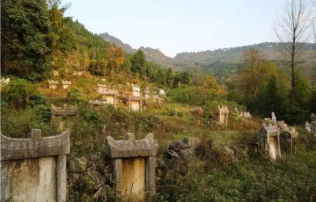 历史上中国死了那么多人都土葬,为什么感觉没有那么多坟墓?