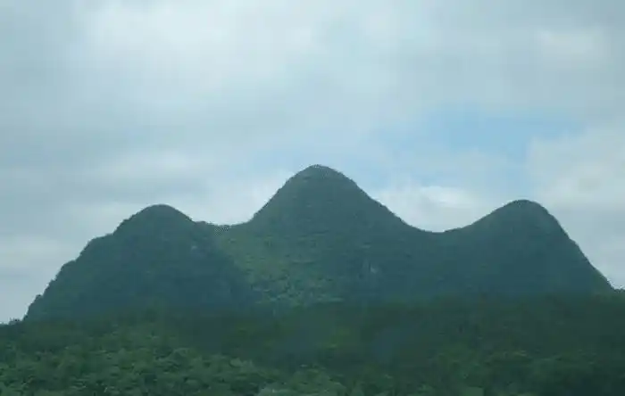 山顶尖锐,似火焰形状的是火星,山顶如波浪起伏连绵的为水星,山形圆而