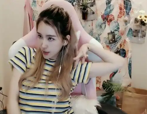 rita电竞椅上跳热舞,这样的舞姿,直播间马上就要没了!
