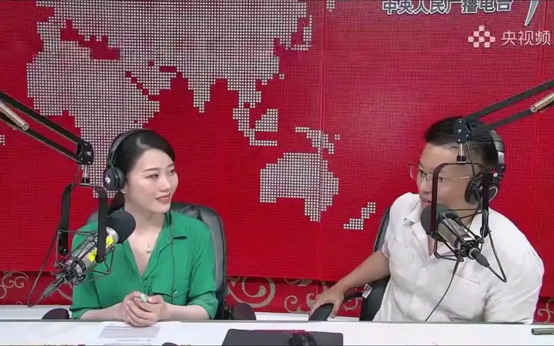 新闻晚高峰20230525期开场 姚轶滨和纪俨玲录制短视频