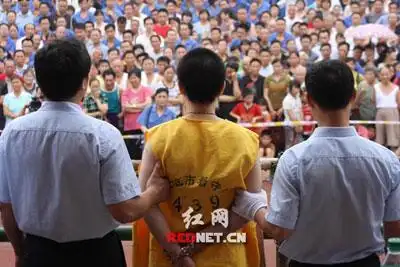 公审大会上对犯罪嫌疑人进行公捕公判.(图片来源:红网)