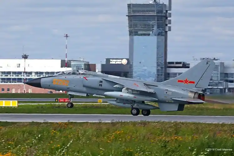 同时也派出了歼轰-7a战斗轰炸机与歼10a战机远赴俄