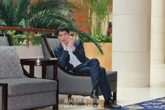 首局间隙李世石买130元中华烟10岁成烟民我行我素