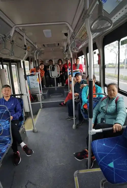 大家坐公交车出行,非常方便.