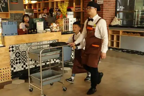 小小餐厅服务员带你领略「西餐的奥秘」体验不一样的人生