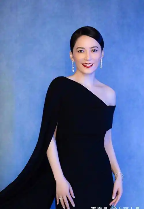 俞飞鸿真是惊艳了全场,她穿着黑色长裙,一会又换上蕾丝长袖