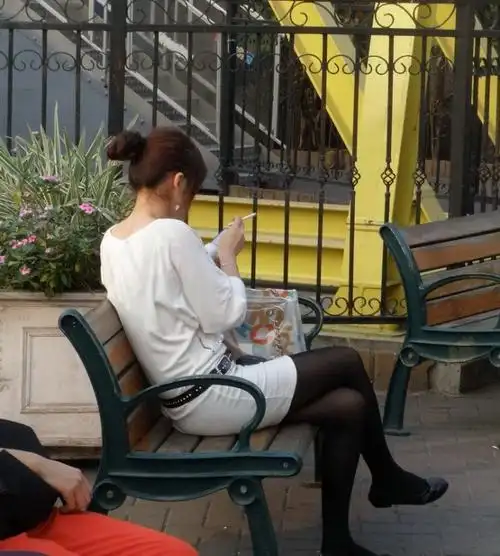 【引用】组图:抽烟女人的姿态