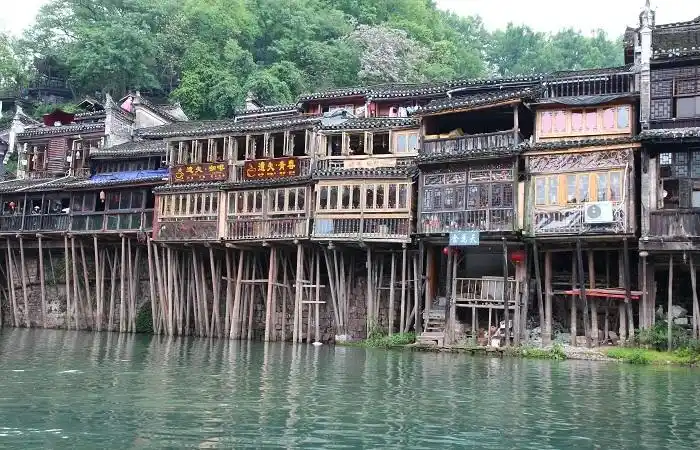 吊脚楼是哪个民族的民居