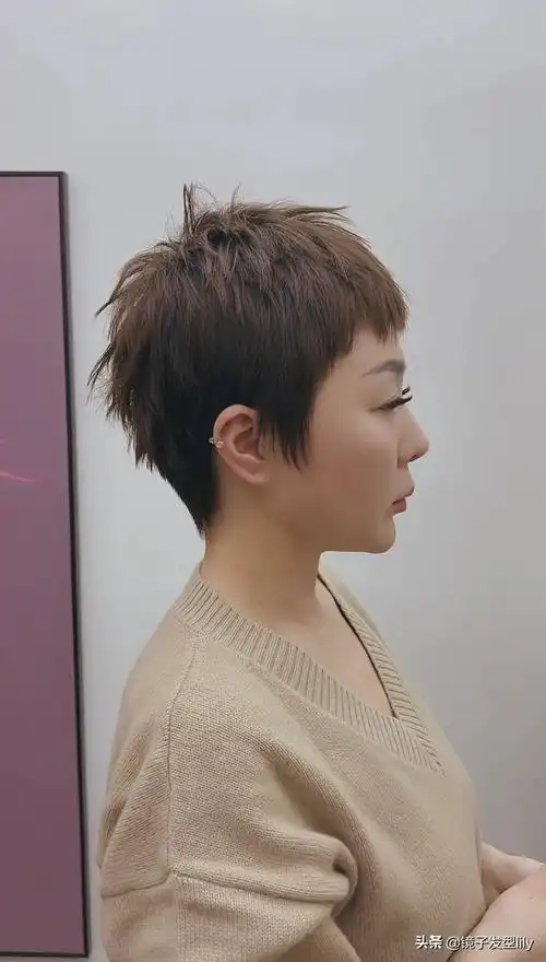 个子不高的女生就不要留及腰长发了,太压个子,剪层次短发会更好看