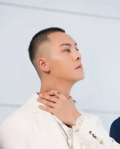 陈伟霆身穿白色西装现身活动,露额短发干练帅气特别有男人魅力!