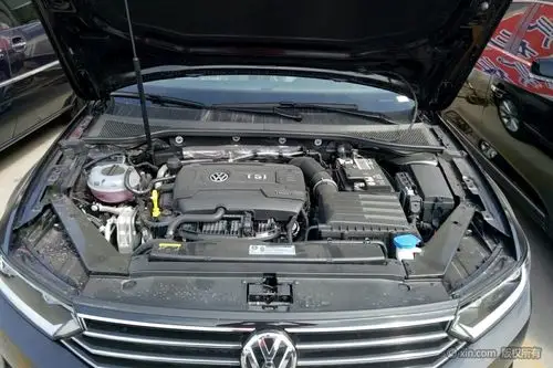 大众迈腾发动机舱