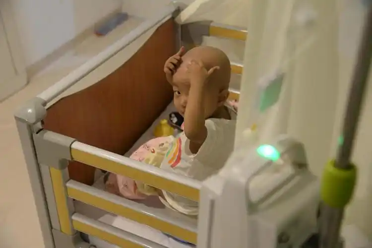 "佳欣乖,不能摸肚子."1月24日,蔚佳欣的爸爸又在轻轻的哄2岁的女儿.