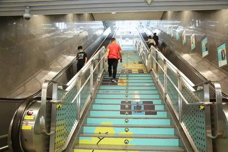 健步走"最后一公里"享健康出行 乘地铁走楼梯可快乐燃脂