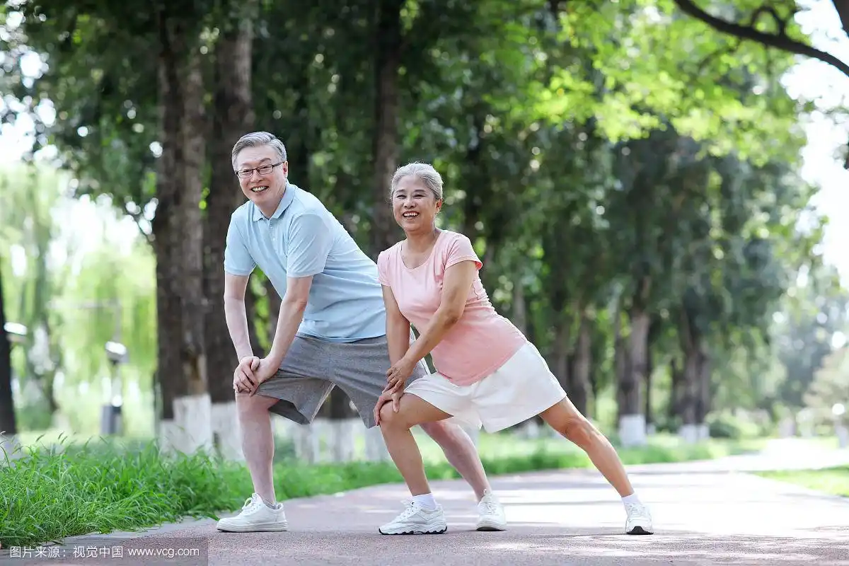 老年夫妇在公园运动