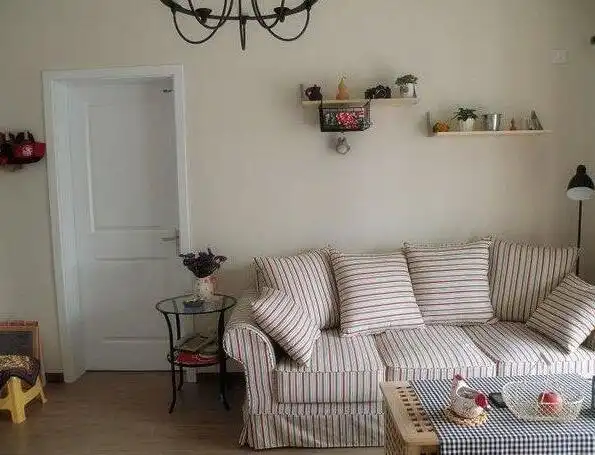 北漂的一对夫妻,借钱买50平小房,网友:家里的客厅就是一个笑话