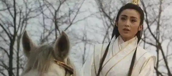 每次出场都可以用惊艳来形容,第一次出镜她扮演的殷素素,也就是张无忌