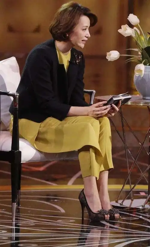 董卿素颜现身友人饭局,台上台下相差大,将携《朗读者》华丽回归