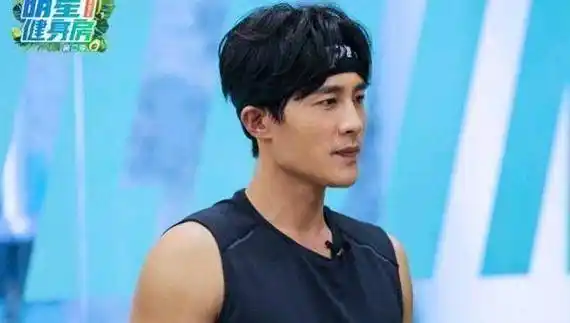 原创董又霖健身房举铁手臂粗壮腱子肉发达手机套满是卡通头像好可爱