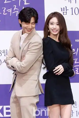 朴智妍否认与宋再临恋爱 只是亲近同事关系