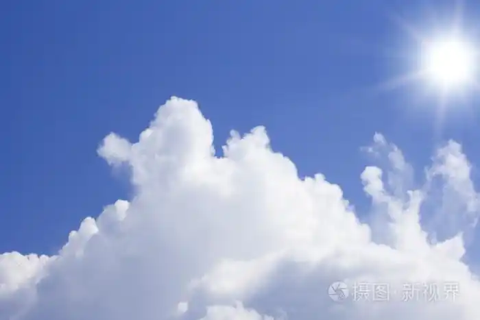 天空和明亮的太阳