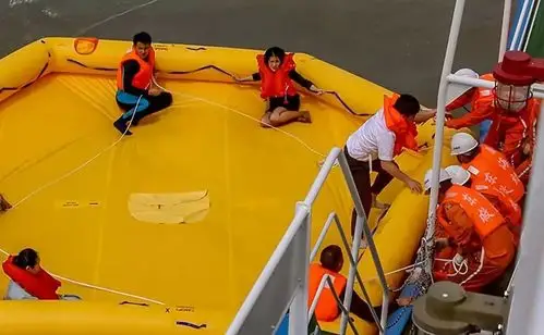 演习现场,救生艇上的人获救