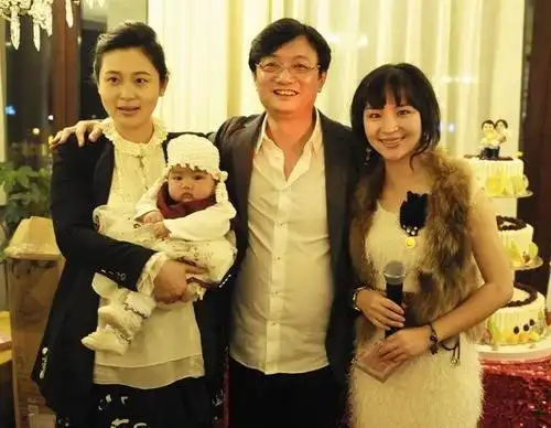 作曲家李海鹰小女儿百日宴 鸿利客串做主持